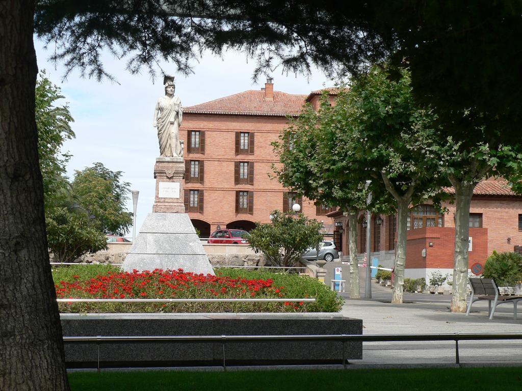 Parador De Калаора Екстериор снимка