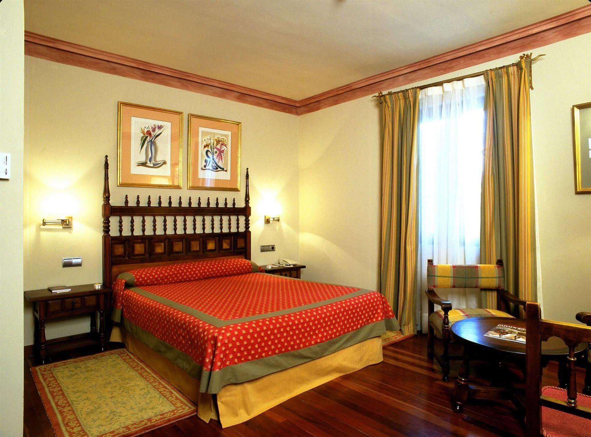 Parador De Калаора Екстериор снимка